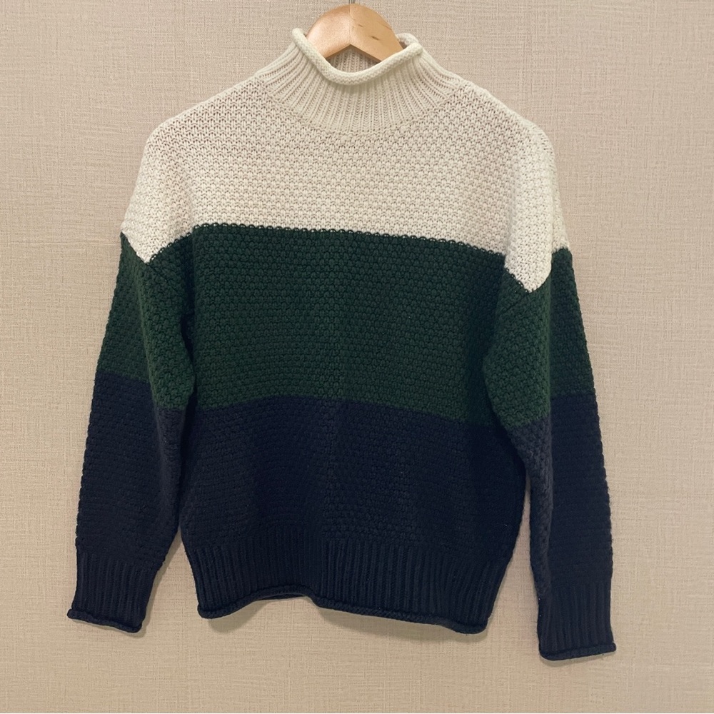 Zesica color block sweater. Mock turtleneck Size small